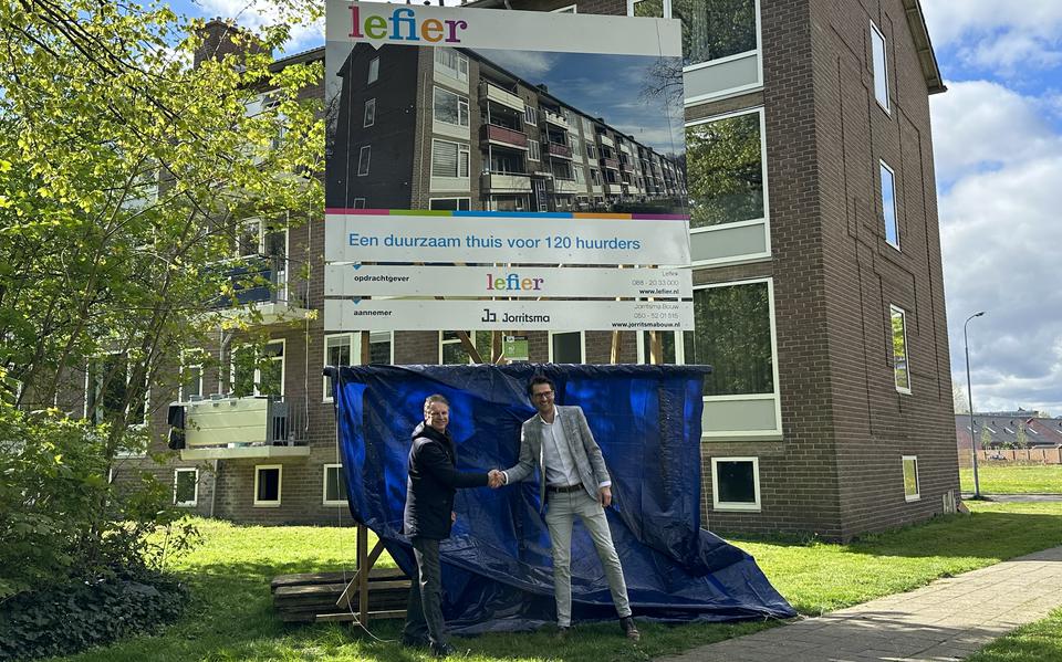 Pieter Witzenburg van Lefier (l) en Willem Abma van Jorritsma Bouw onthullen het bouwbord aan de Belgiëlaan in Stadskanaal