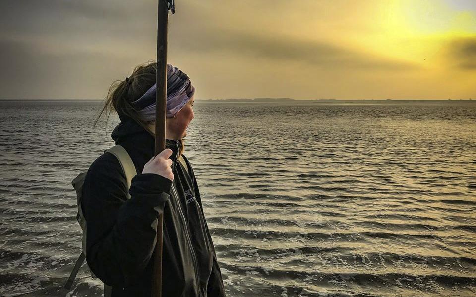 Carlien Bootsma op haar tocht rond de Waddenzee.