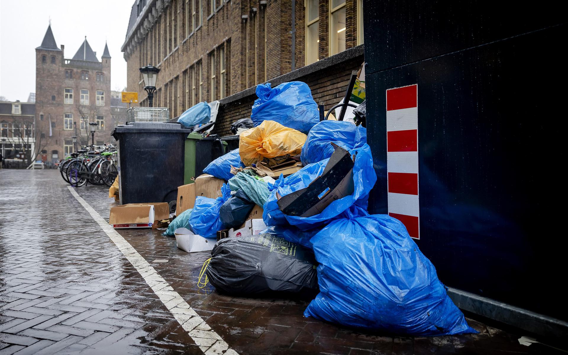 In Utrecht werd ook gestaakt door vuilnisophalers. Daar zagen de straten er zo uit.