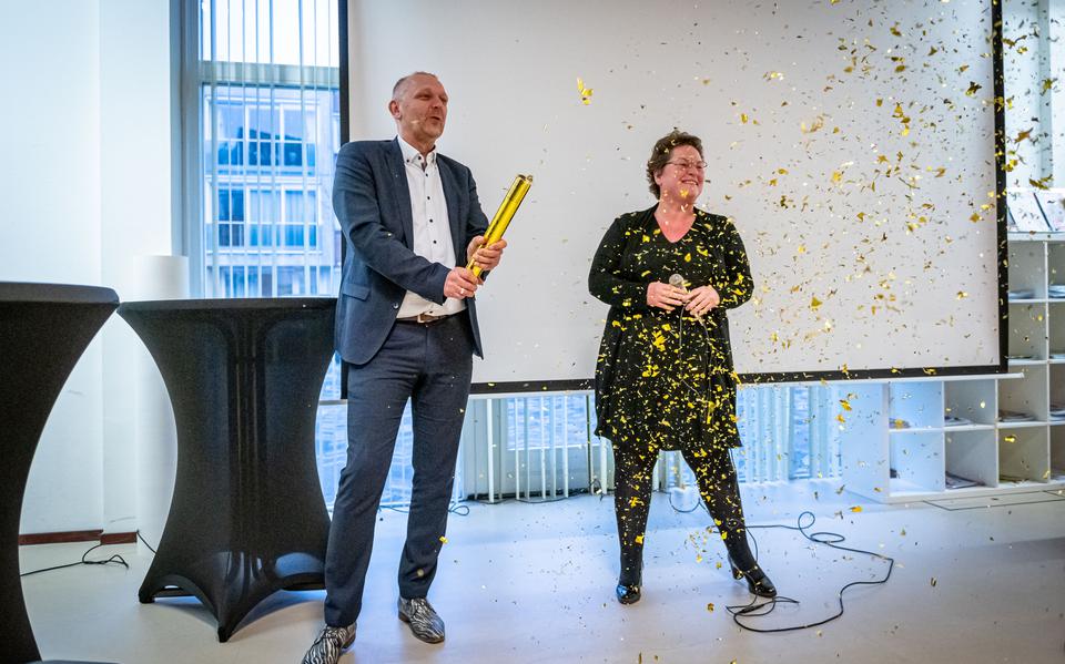 Wethouder Alex Wekema en gedeputeerde Nelleke Vedelaar vieren de aftrap van het 'kleintje Forum' 