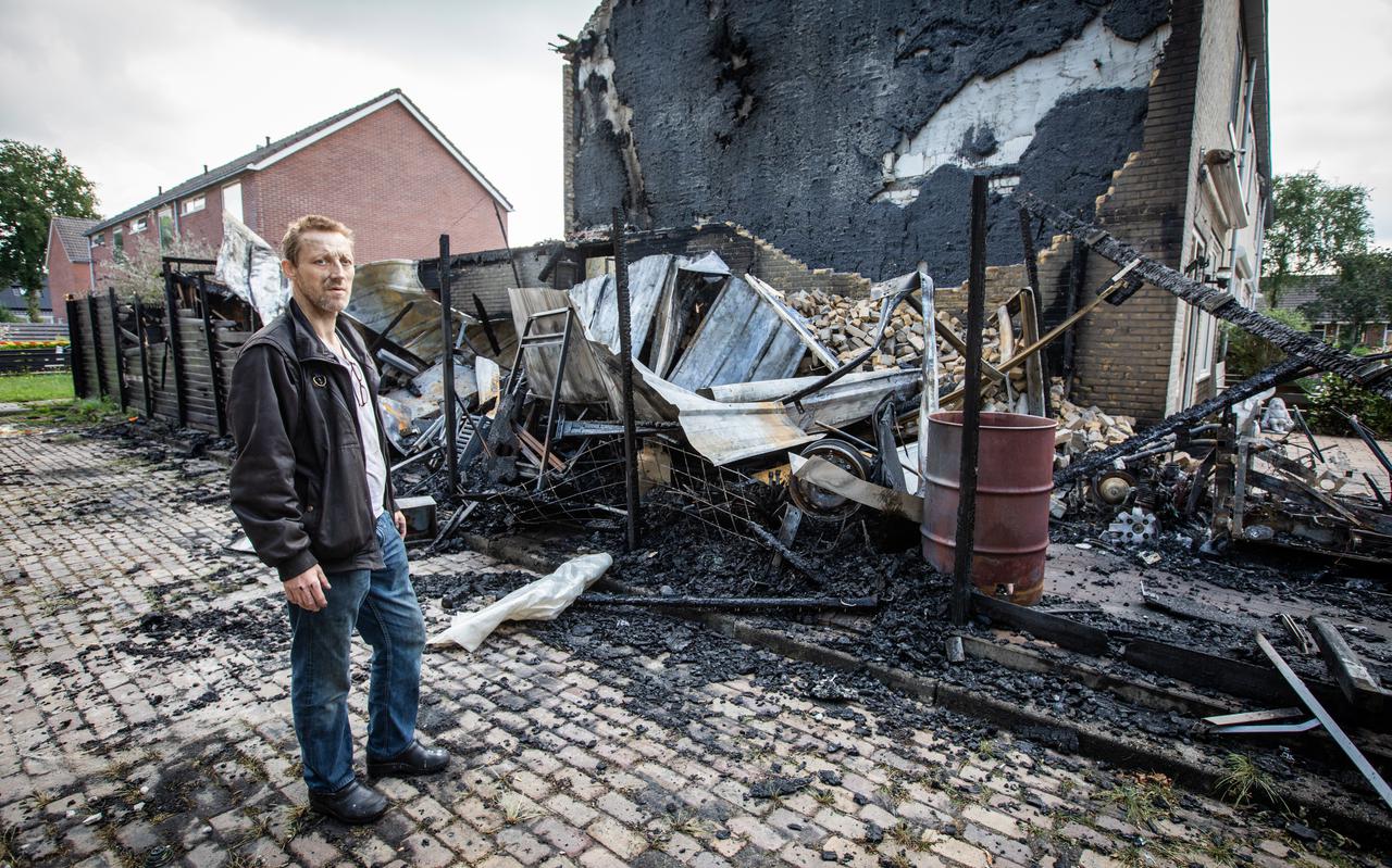 Gerrit Zwaneveld bij de verwoeste schuur en het zwaar beschadigde huis