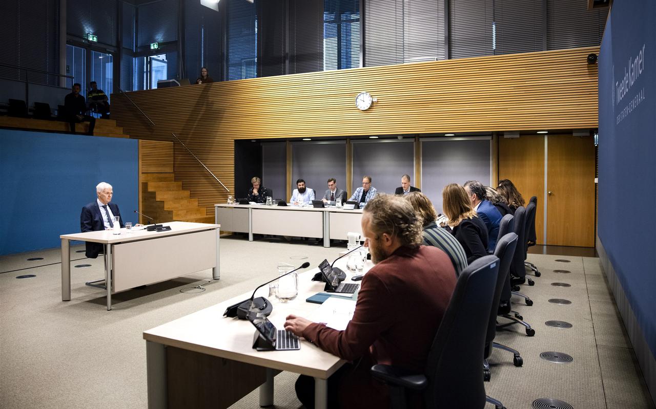 Wouter Raab in de Enquetezaal van de Tweede Kamer tijdens een openbaar verhoor van de parlementaire enquetecommissie aardgaswinning Groningen. 