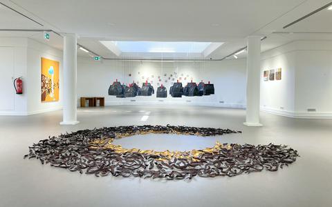 Blikvanger van de tentoonstelling '20 jaar Atelier Helderrood' zijn twee installaties van Dick Lubbersen.