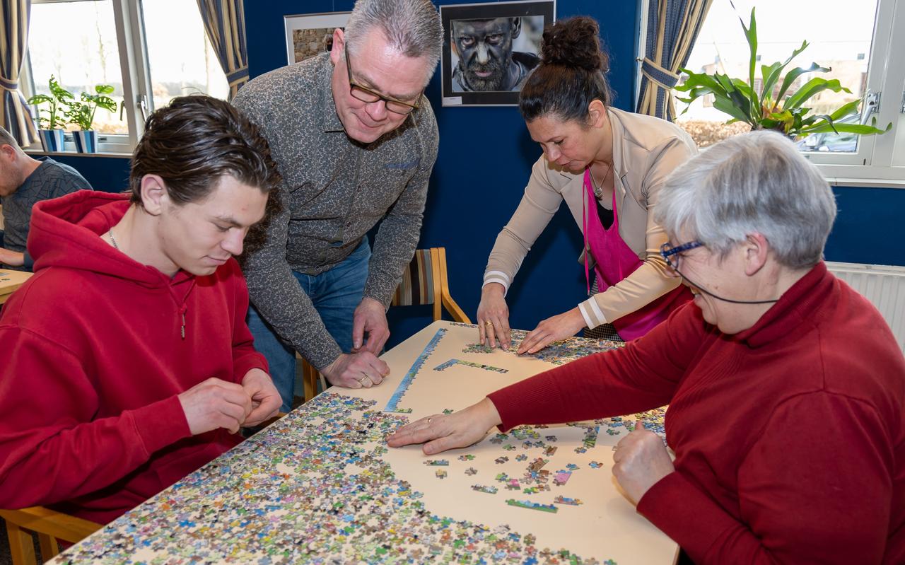 Gezellig puzzelen in Dwingeloo. Gezellig puzzelen in Dwingeloo.