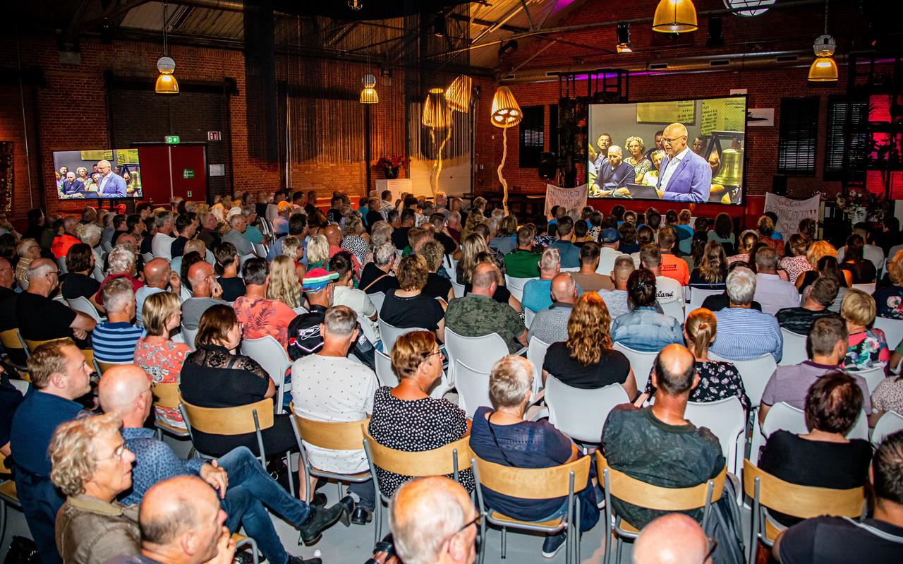 De politieke discussies over het bad en de sporthal werden bijgewoond door honderden mensen uit Finsterwolde en omgeving