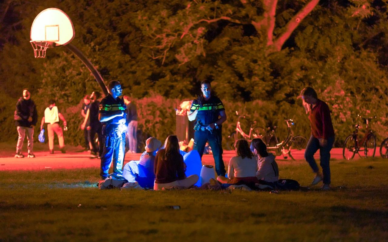 De politie spreekt feestende jongeren in het Noorderplantsoen aan. De politie spreekt feestende jongeren in het Noorderplantsoen aan.