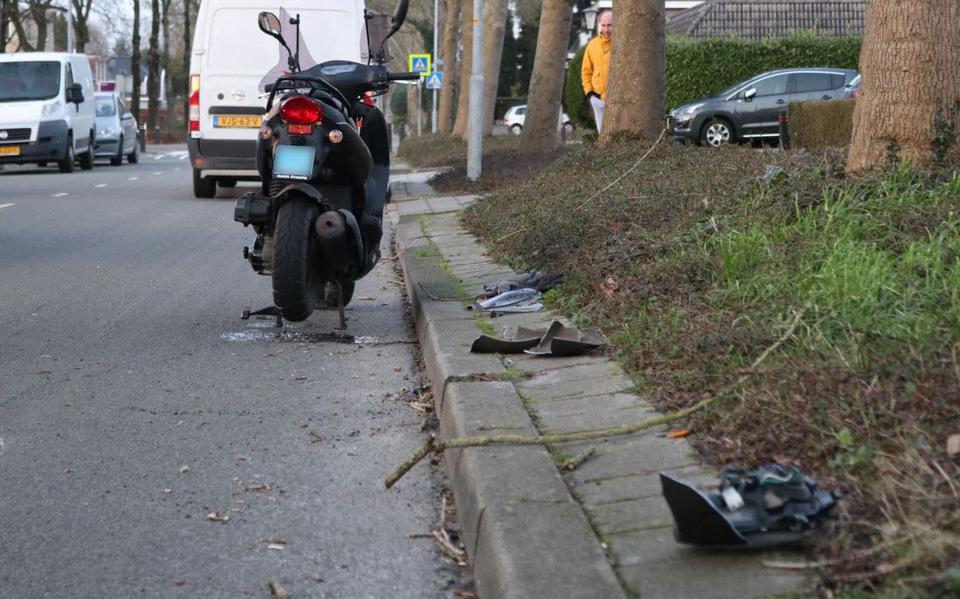 Scooterrijder gewond bij botsing met busje in Veendam.