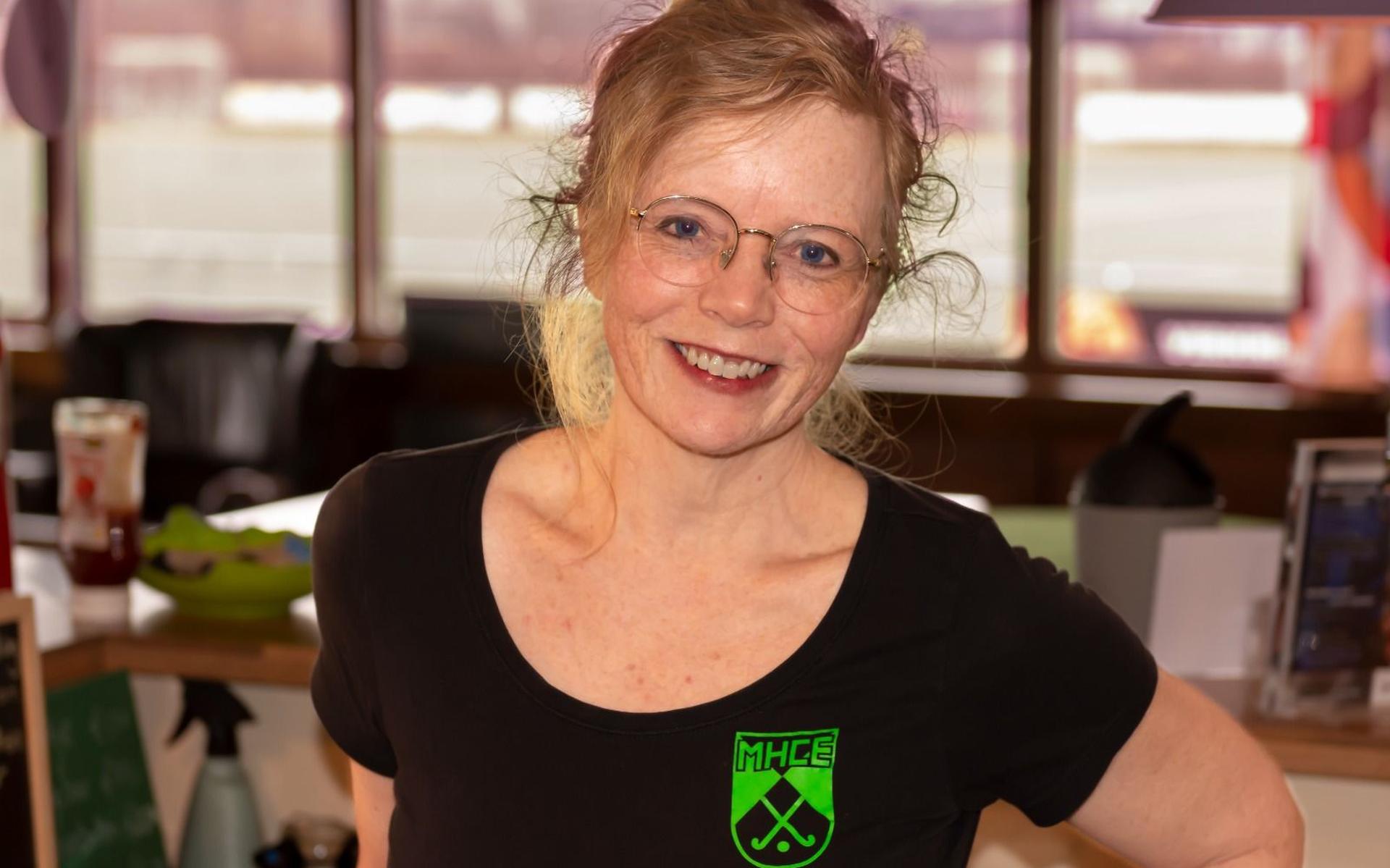 Voor club- en barvrouw Johanna Spiegelaar van de Emmer hockeyclub MHCE draait alles om de sfeer. ,,We zorgen voor een cultuur dat je na de wedstrijden en trainingen nog even in het clubhuis blijft hangen.”