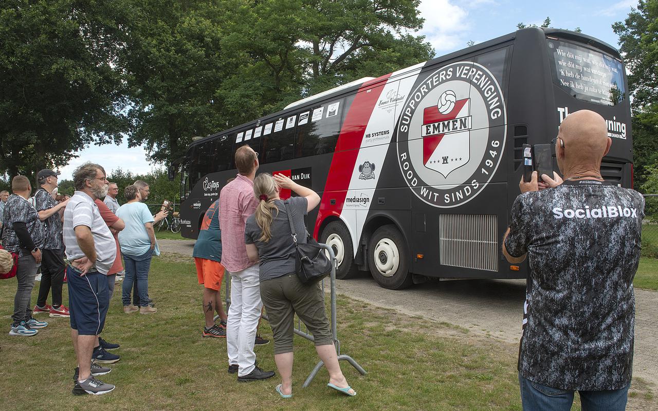 De bus van de bus van supportersvereniging Rood-Wit van FC Emmen.
