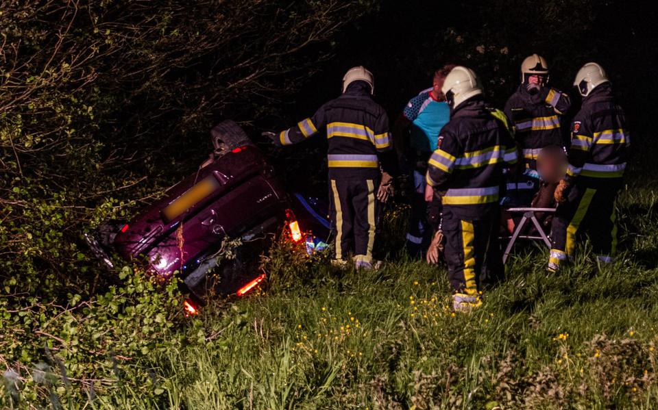 Automobiliste (22) uit Het Hogeland belandt in beschonken toestand in sloot bij Sint Nicolaasga.