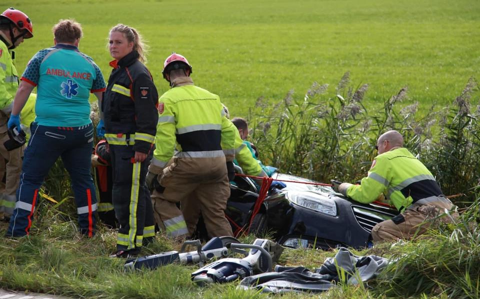 Auto belandt in sloot na aanrijding op Friesestraatweg bij Aduard. Brandweer bevrijdt inzittenden. Auto belandt in sloot na aanrijding op Friesestraatweg bij Aduard. Brandweer bevrijdt inzittenden.