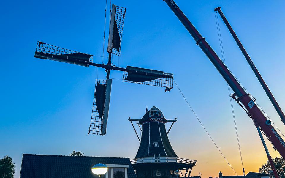 De wieken van molen Fortuna in Noordhorn worden naar beneden getakeld nadat de as van de molen zaterdag brak. 