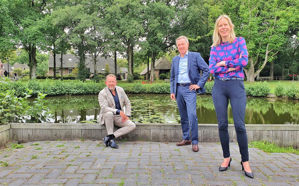 Zorgdirecteuren Kees Veling, Erwin Duits en Mariska Roeters over de intensieve samenwerking tussen zorginstellingen in Drenthe. 