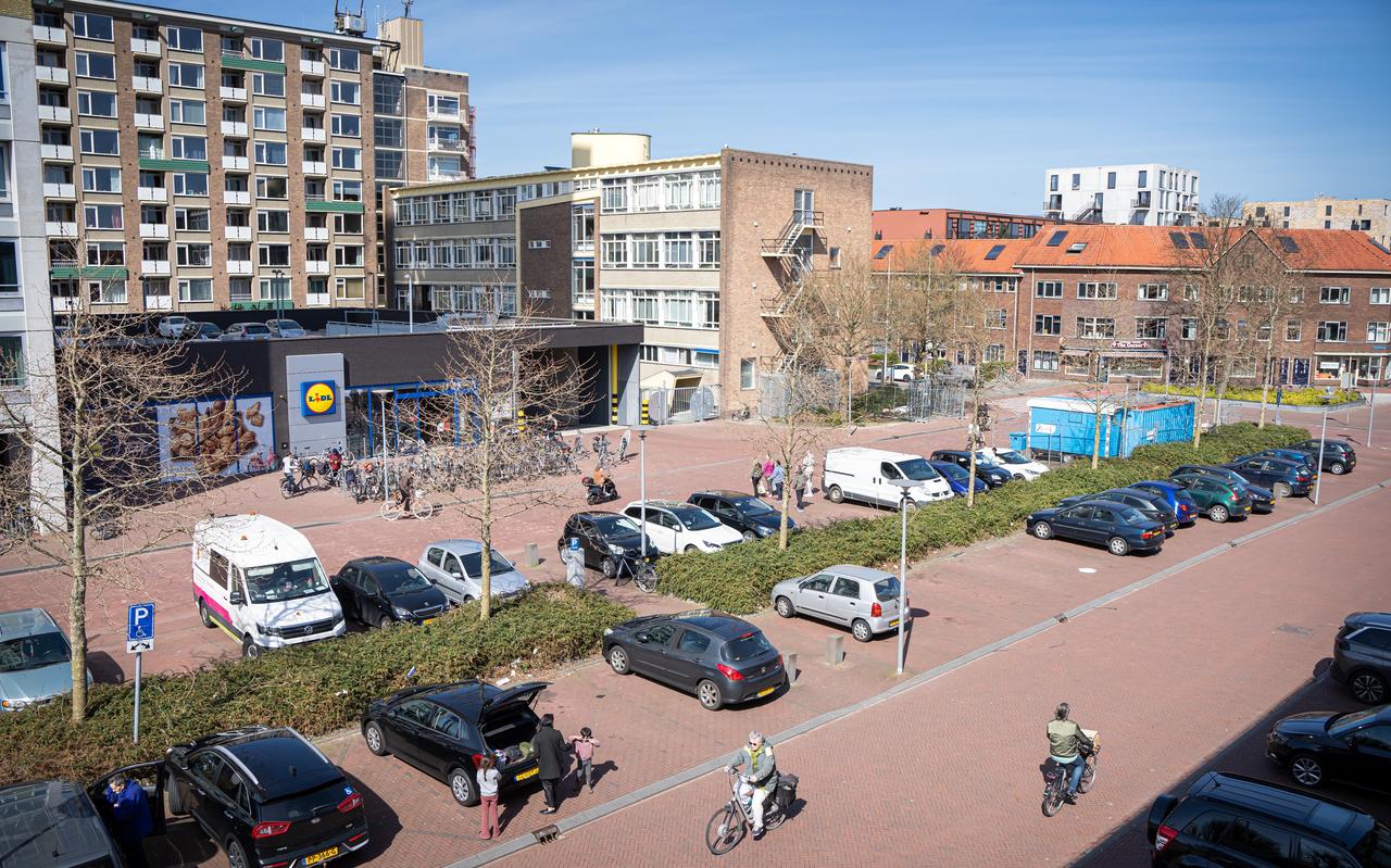 De Lidl op het Wielewaalplein wil dat de parkeerplaatsen behouden blijven. De Lidl op het Wielewaalplein wil dat de parkeerplaatsen behouden blijven.