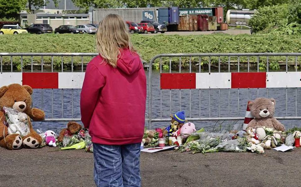 Bloemen en knuffels op de plek waar de twee kinderen in een auto in het kanaal zijn omgekomen.
 Foto: 