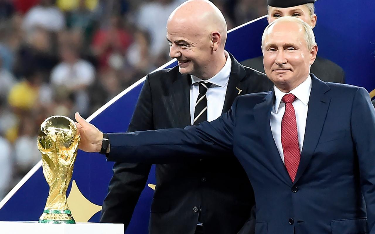 Vladimir Poetin tijdens het WK voetbal met naast hem FIFA-baas Gianni Infantino.