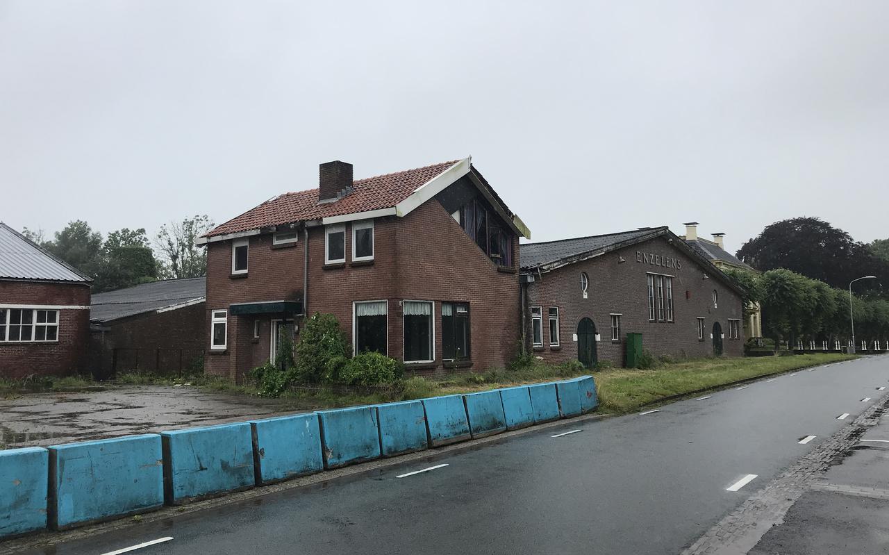 De oude steenfabriek Enzelens aan de Stadsweg in Garrelsweer wordt gesloopt. De eigenaar wil proberen enkele karakteristieke elementen te behouden.