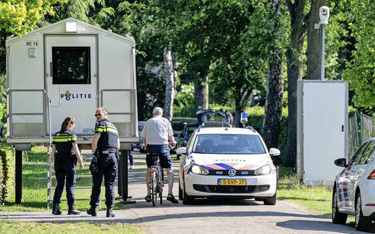 Politiebewaking bij het huis van minister Christianne van der Wal in Hierden.