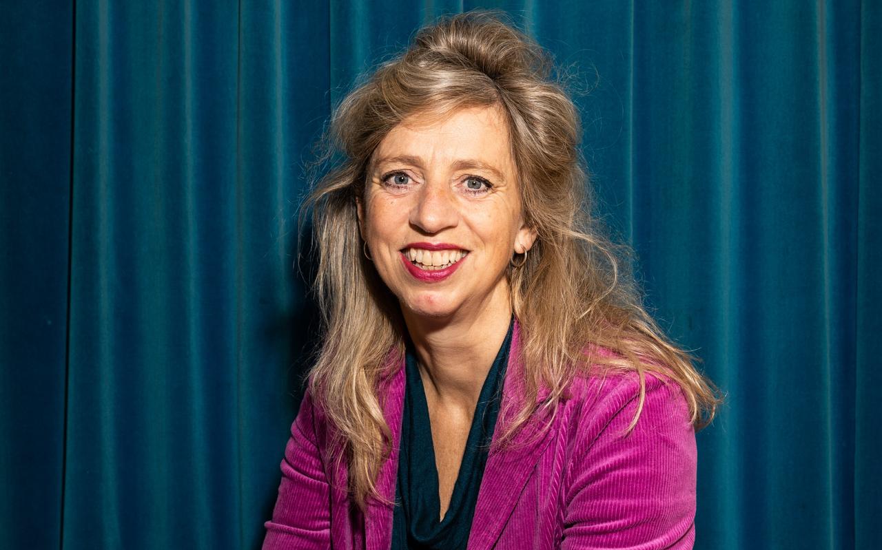 Suzanna Jansen: 'Ik wil dat het boek ook een spiegel is voor hoe het er in veel huishoudens nu nog steeds aan toegaat.' Suzanna Jansen: 'Ik wil dat het boek ook een spiegel is voor hoe het er in veel huishoudens nu nog steeds aan toegaat.'