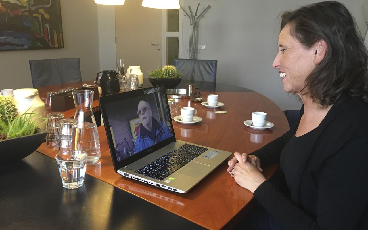 Mieke Damsma bekijkt filmpjes waarop inwoners vragen aan haar stellen. Mieke Damsma bekijkt filmpjes waarop inwoners vragen aan haar stellen.