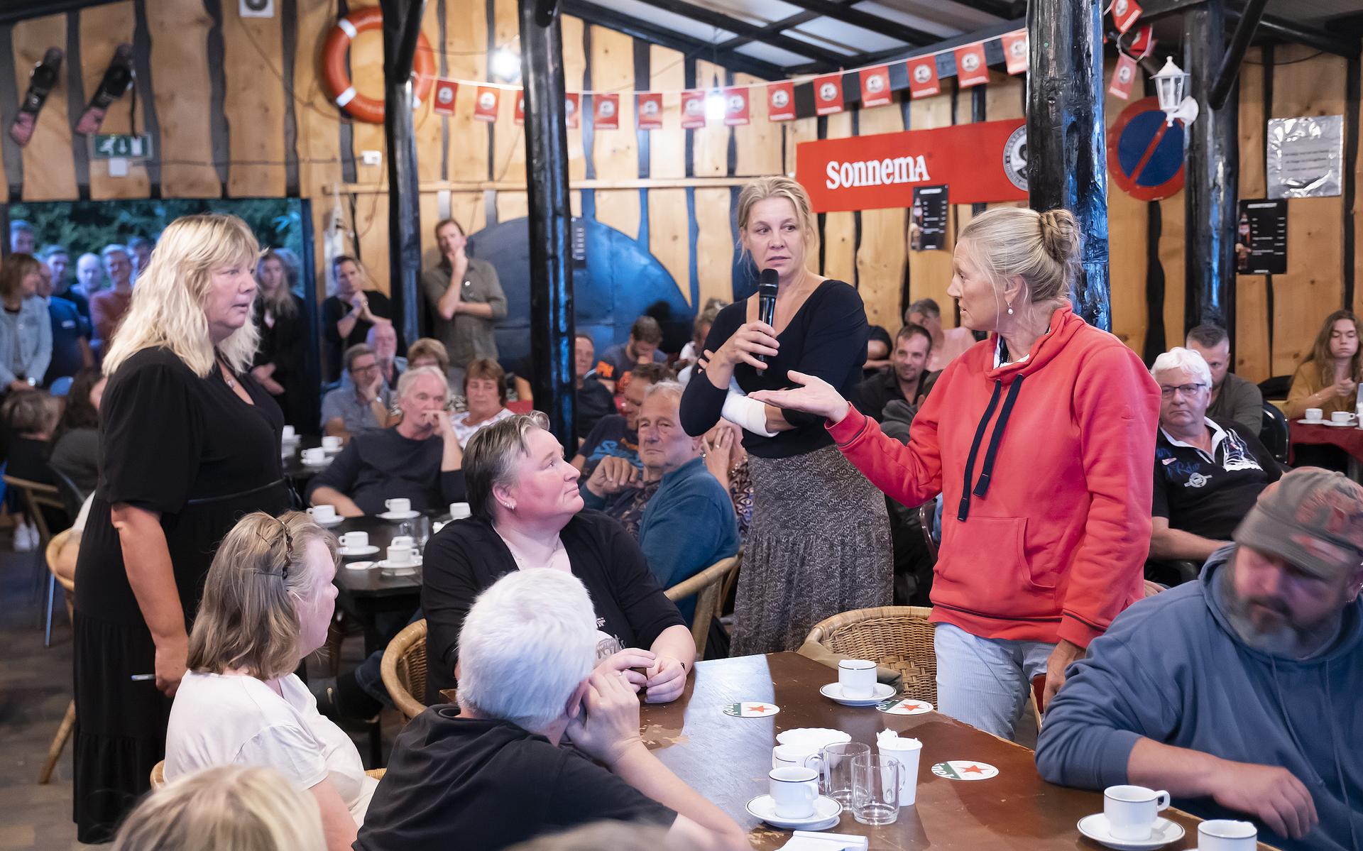 Grimmige sfeer tijdens infoavond in Zoutkamp. Inwoners bezorgd over tijdelijke opvang Marnewaard, on