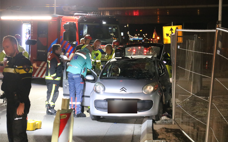 Forse aanrijding Europaweg in Groningen, weg afgesloten vanaf de Euroborg. Forse aanrijding Europaweg in Groningen, weg afgesloten vanaf de Euroborg.