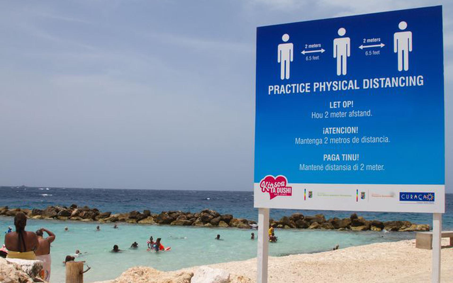Een informatiebord op het Marie Pampoen strand op Curaçao. 