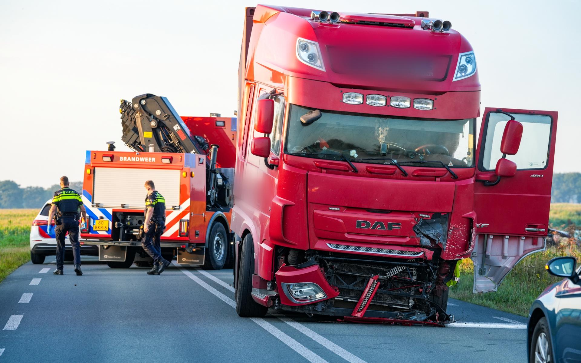 Man (31) uit Emmen zwaargewond door frontale botsing tussen auto en vrachtwagen bij Nieuw-Amsterdam
