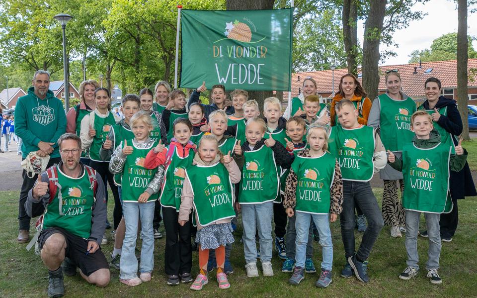 Vrolijke gezichten tijdens de intocht van de wandelvierdaagse in Vlagtwedde.