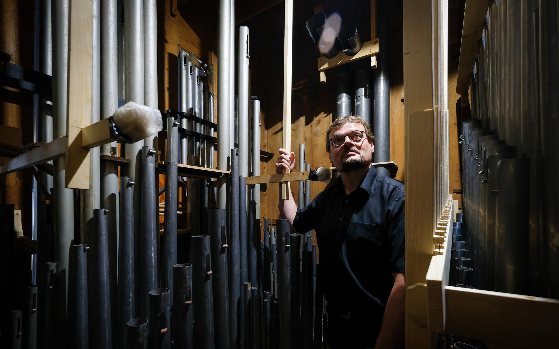 Wereldberoemde Organist Sietze De Vries Bespeelt Zijn Instrument Met ...