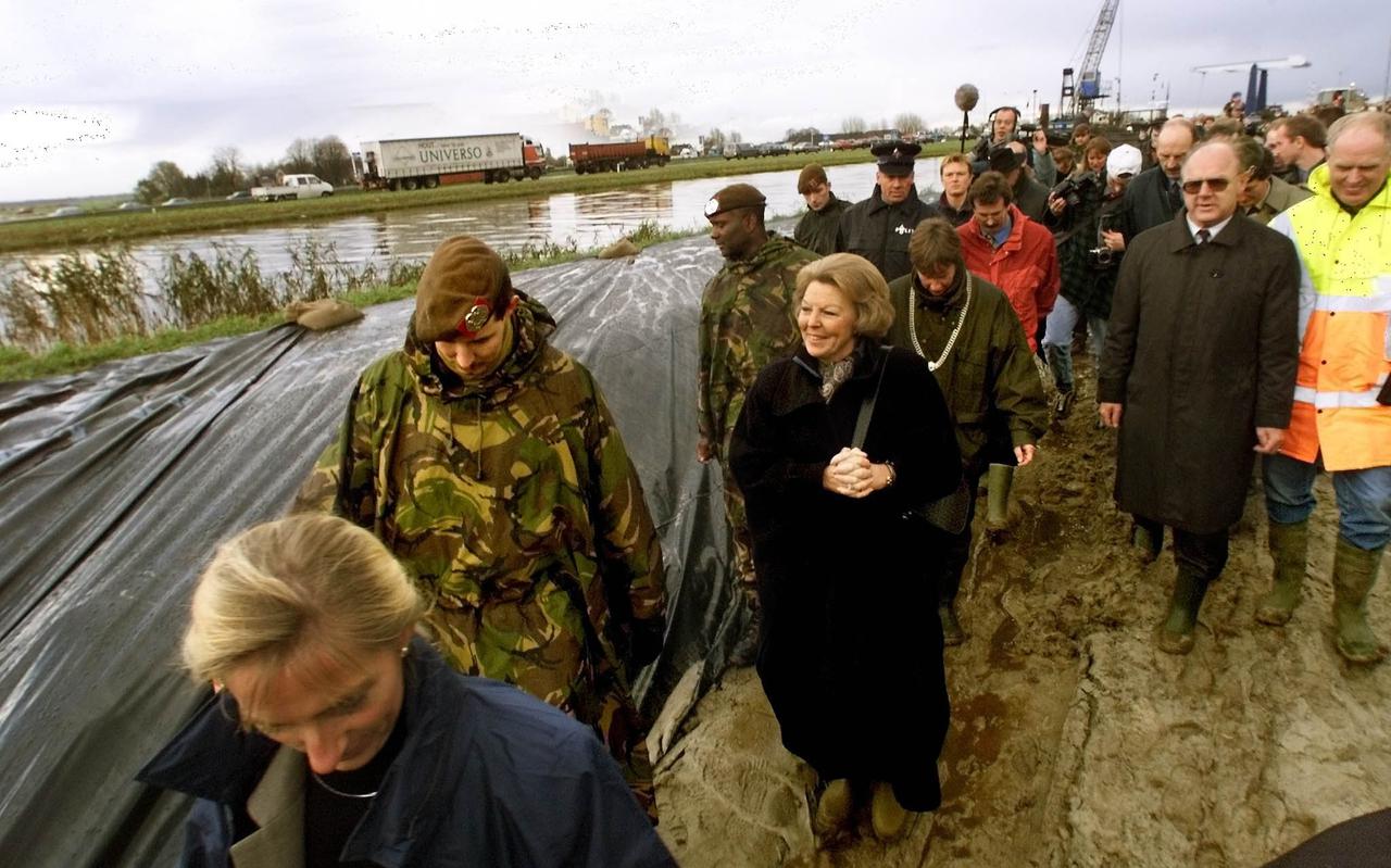 Koningin Beatrix bezocht in 1998 het Winschoterdiep om de extra dijkbescherming te bekijken