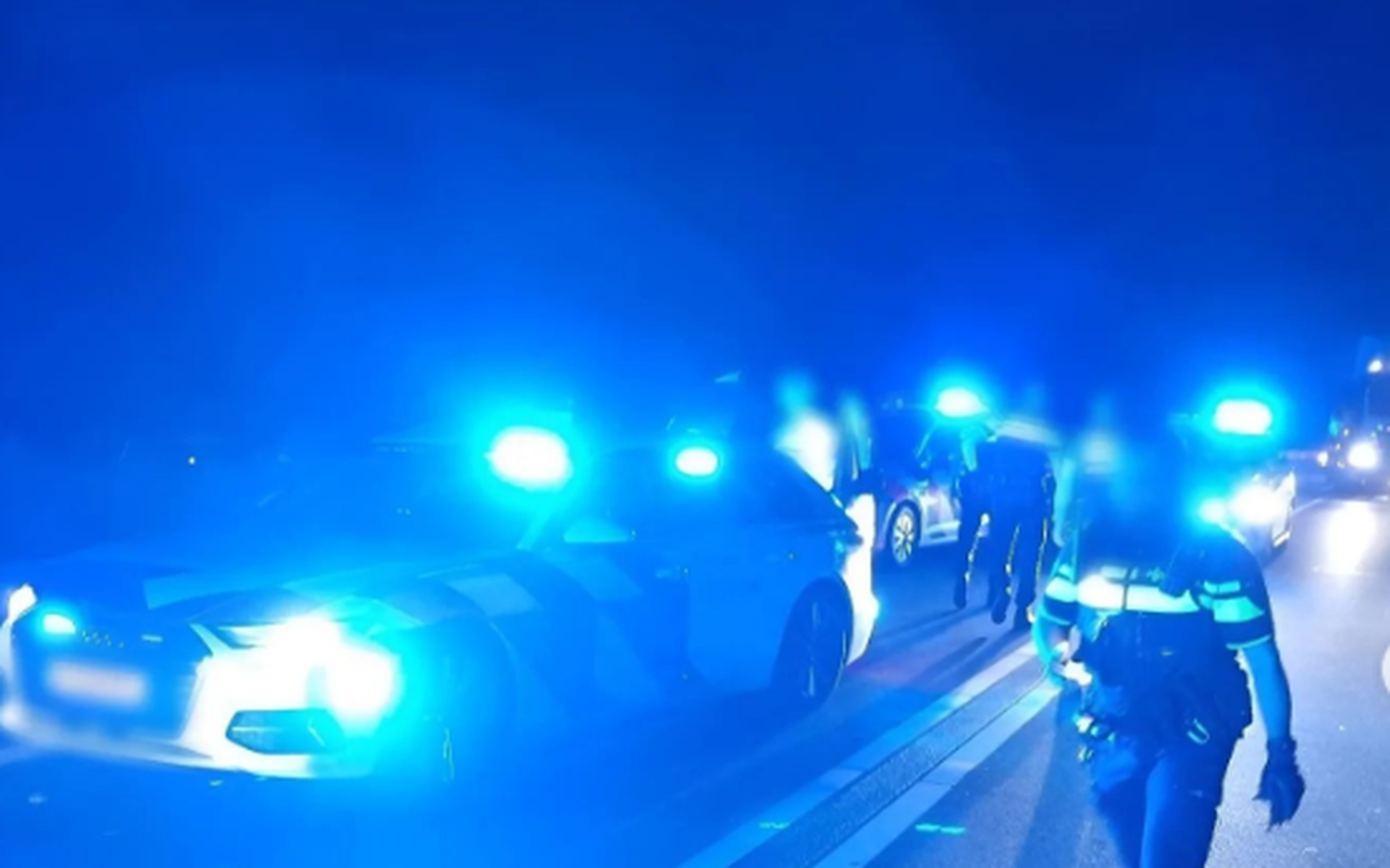 Spookrijder met vleesmes en bijl ramt politieauto's. Agenten zetten wilde achtervolging in tussen Pe