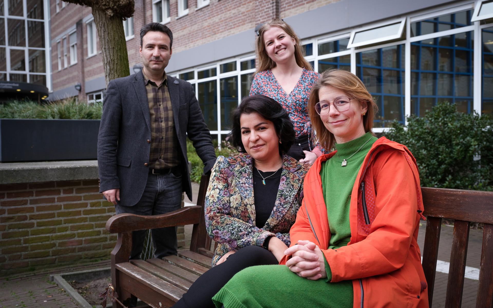V.l.n.r.: Seyit Gök en Aukje Hopmans (staand), Mahshid Alvandi en Marije Michel (zittend).
