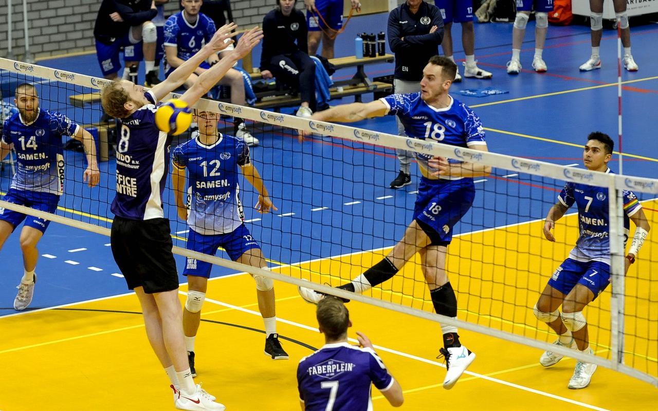 Dennis Borst haalt hard uit voort Lycurgus en slaat hard langs VoCASA-speler Koen van den Borden. Dennis Borst haalt hard uit voort Lycurgus en slaat hard langs VoCASA-speler Koen van den Borden.
