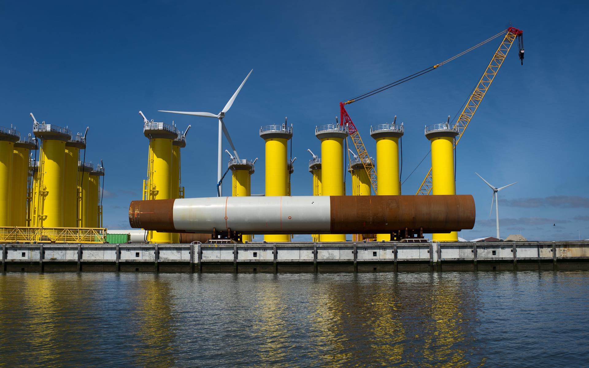 Palen voor windmolens op zee op de kade van Eemshaven.