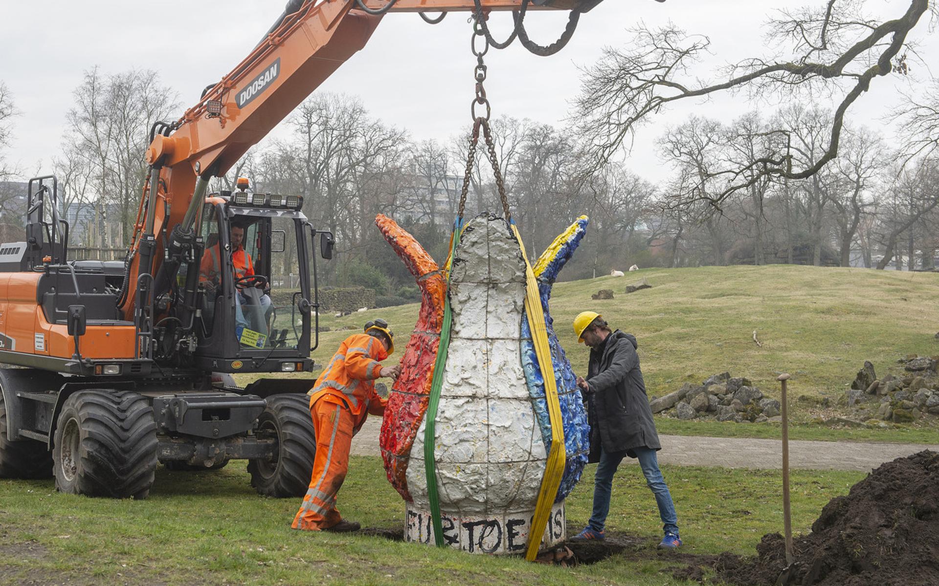 Kunstwerk De Tulp verplaatst van Emmerhout naar Rensenpark in Emmen