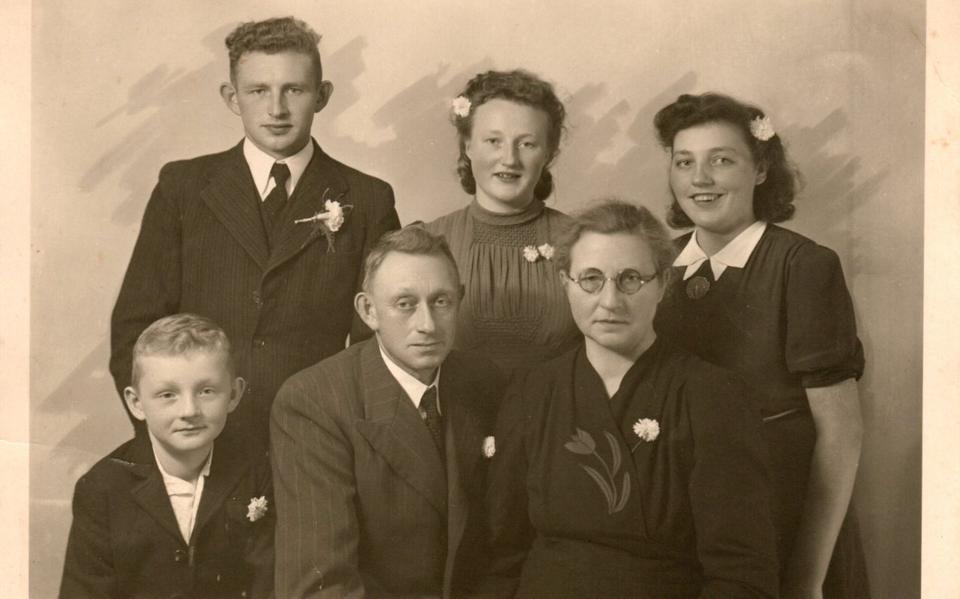 Het gezin Visser uit Nieuwlande. Henny Visser staat boven in het midden. 