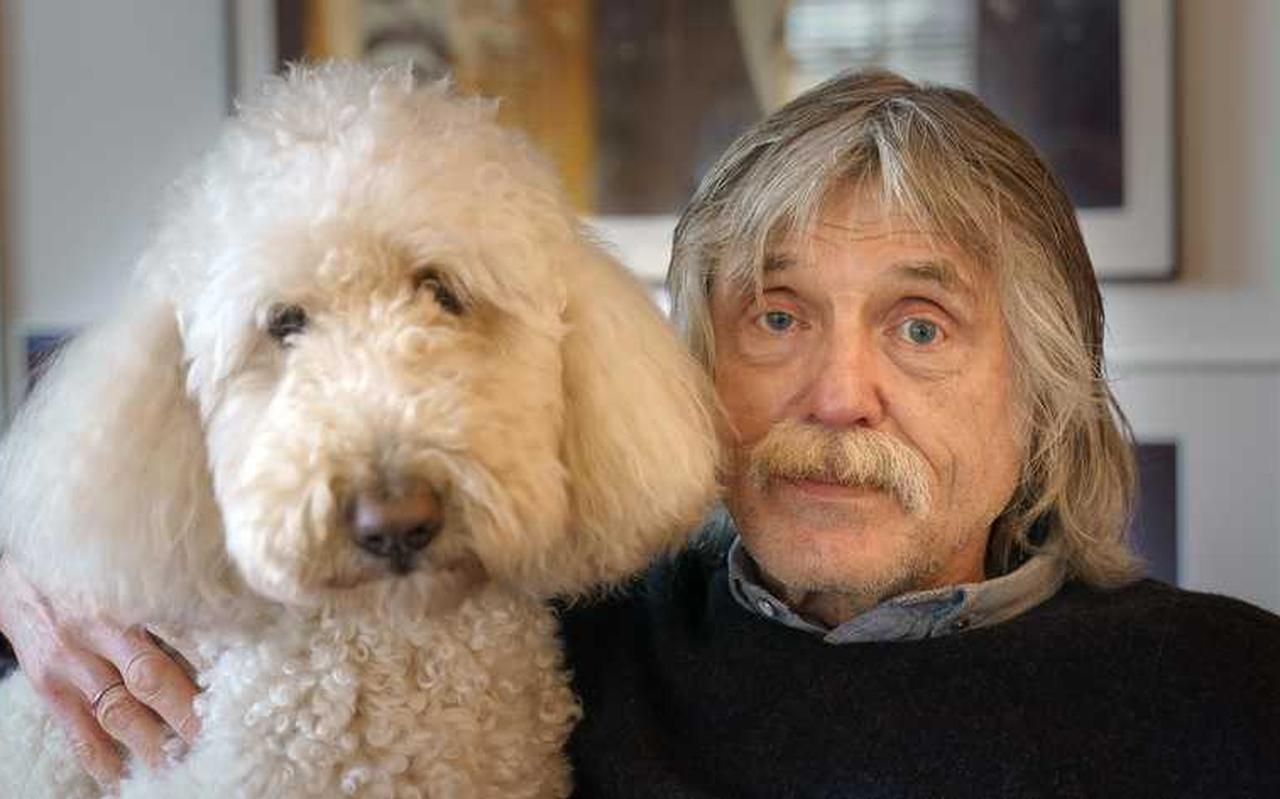 Johan Derksen zal zijn trouwe viervoeter deze zomer niet hoeven missen: de voetbalkenner is van plan om ondanks een drukke agenda elke dag thuis in Grolloo te slapen. Johan Derksen zal zijn trouwe viervoeter deze zomer niet hoeven missen: de voetbalkenner is van plan om ondanks een drukke agenda elke dag thuis in Grolloo te slapen.