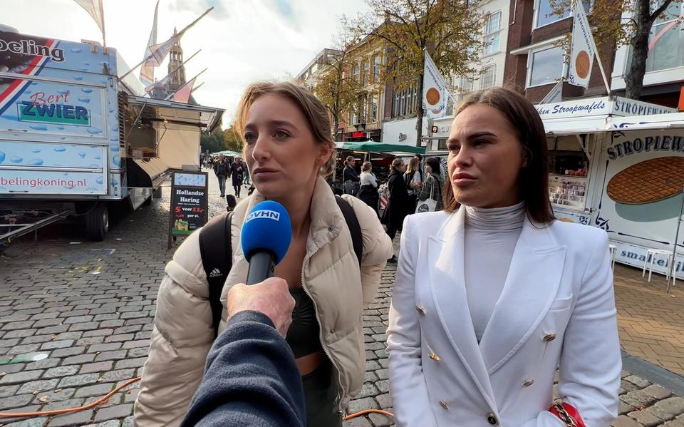 Twee dames reageren op de verhoogde zorgpremie