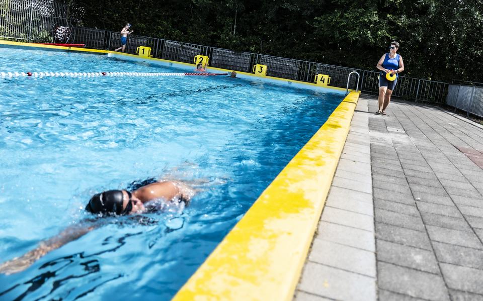 Baantjestrekker in zwembad De Marne in Leens.