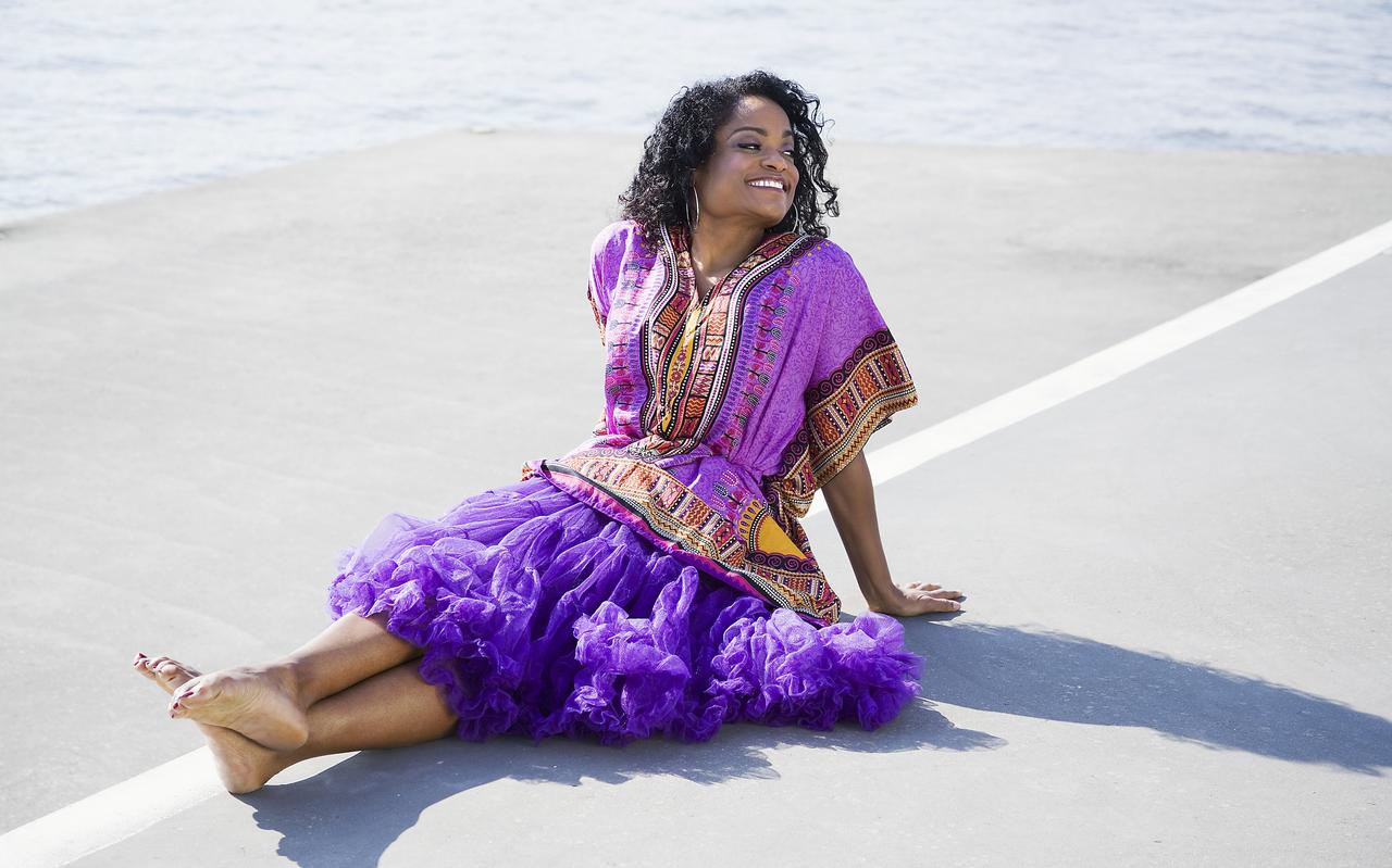 Izaline Calister zingt traditionele muziek van Curaçao en jazz met Afro-Caraïbische invloeden. Ze won een Edison in 2009.