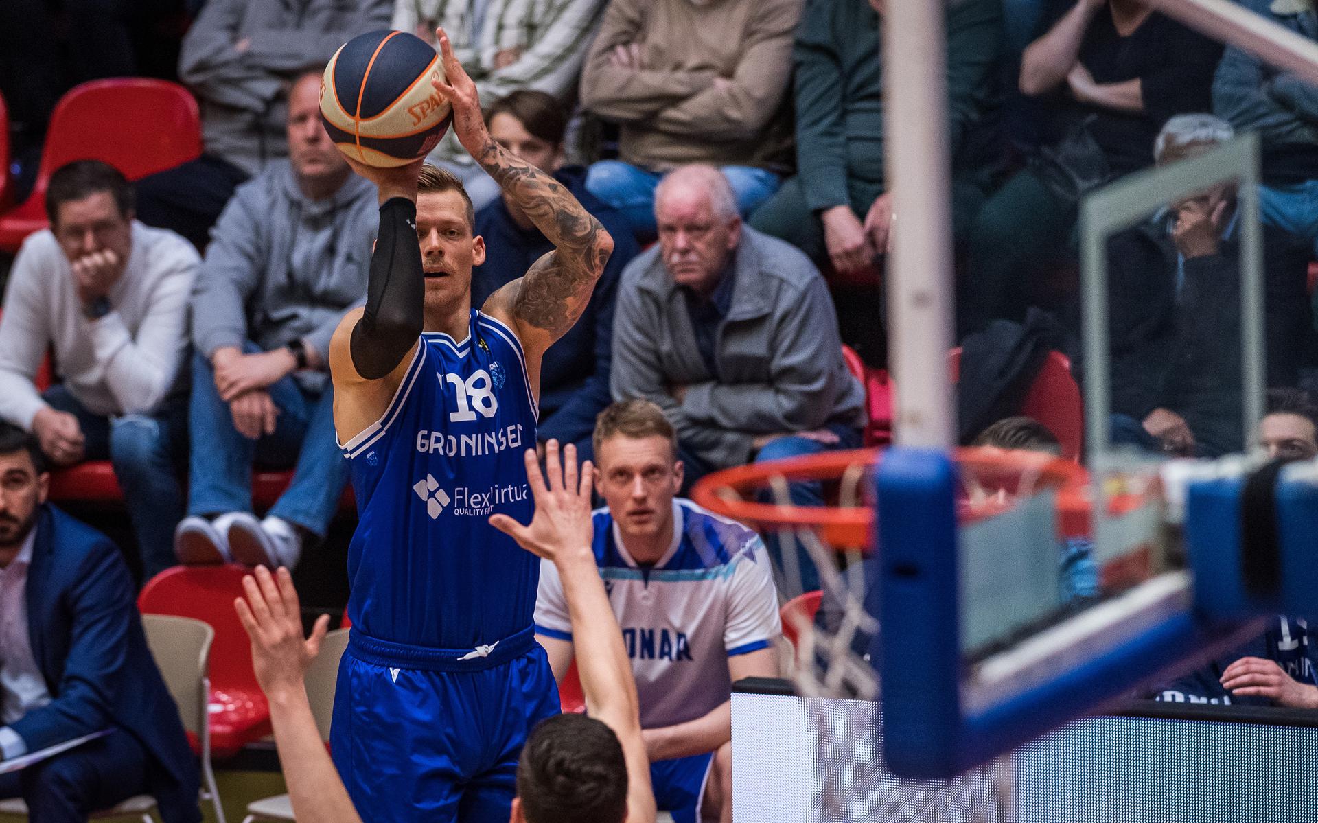 Donar-speler Viktor Gaddefors legt aan voor een schot op de basket van Den Bosch.
