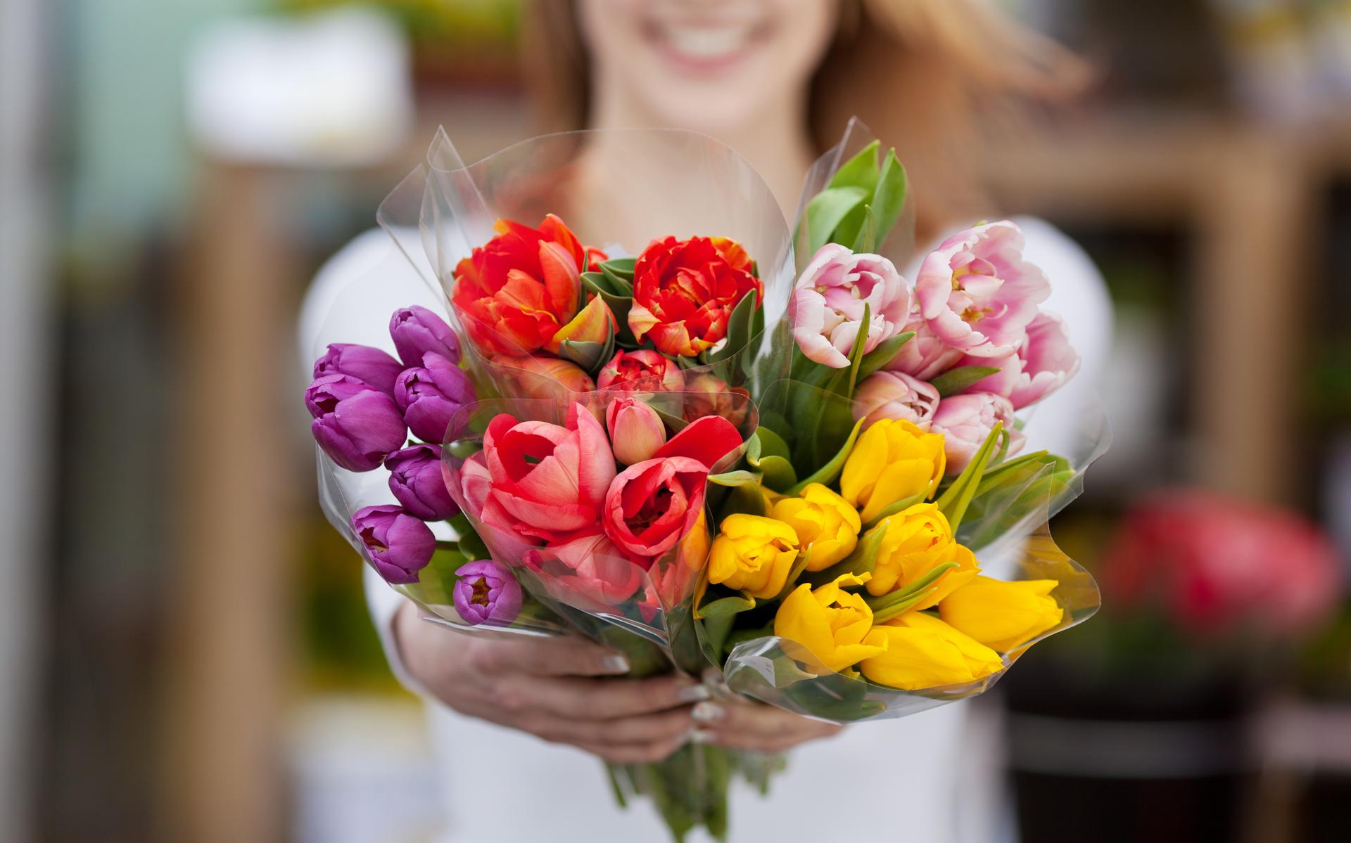 Frank Klont bedankte de behulpzame apothekersassistent met een bloemetje. Foto Shutterstock