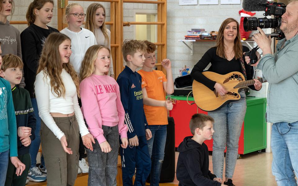 Kinderen van 't Koppel in Nieuw-Weerdinge mochten zingen op Koningsdag, maar werden afgebeld.