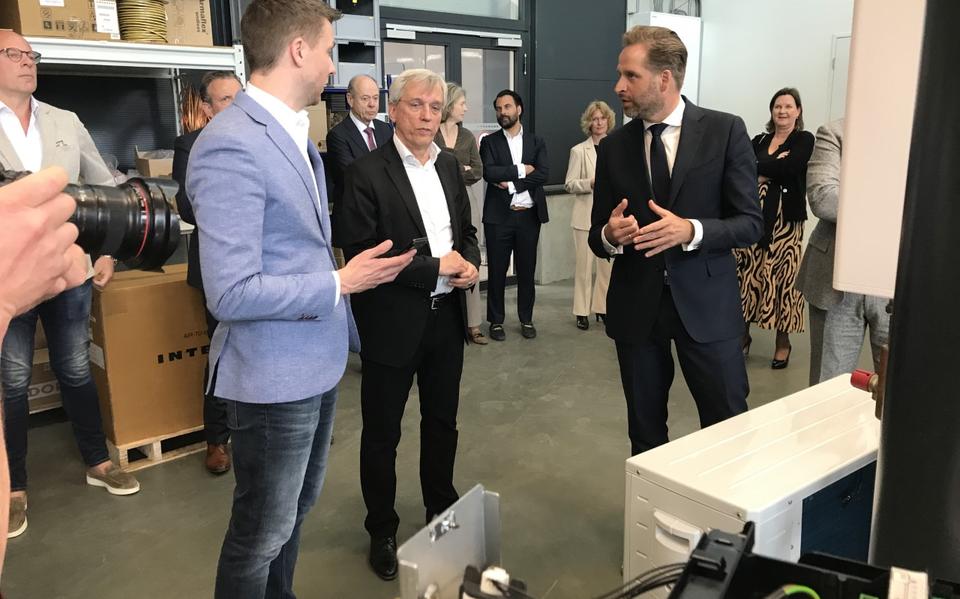 Minister De Jonge (rechts) krijgt bij Intergas in Coevorden uitleg over de werking van de hybride cv-ketel van onder andere technisch directeur Peter Jan Cool (midden). Foto DvhN