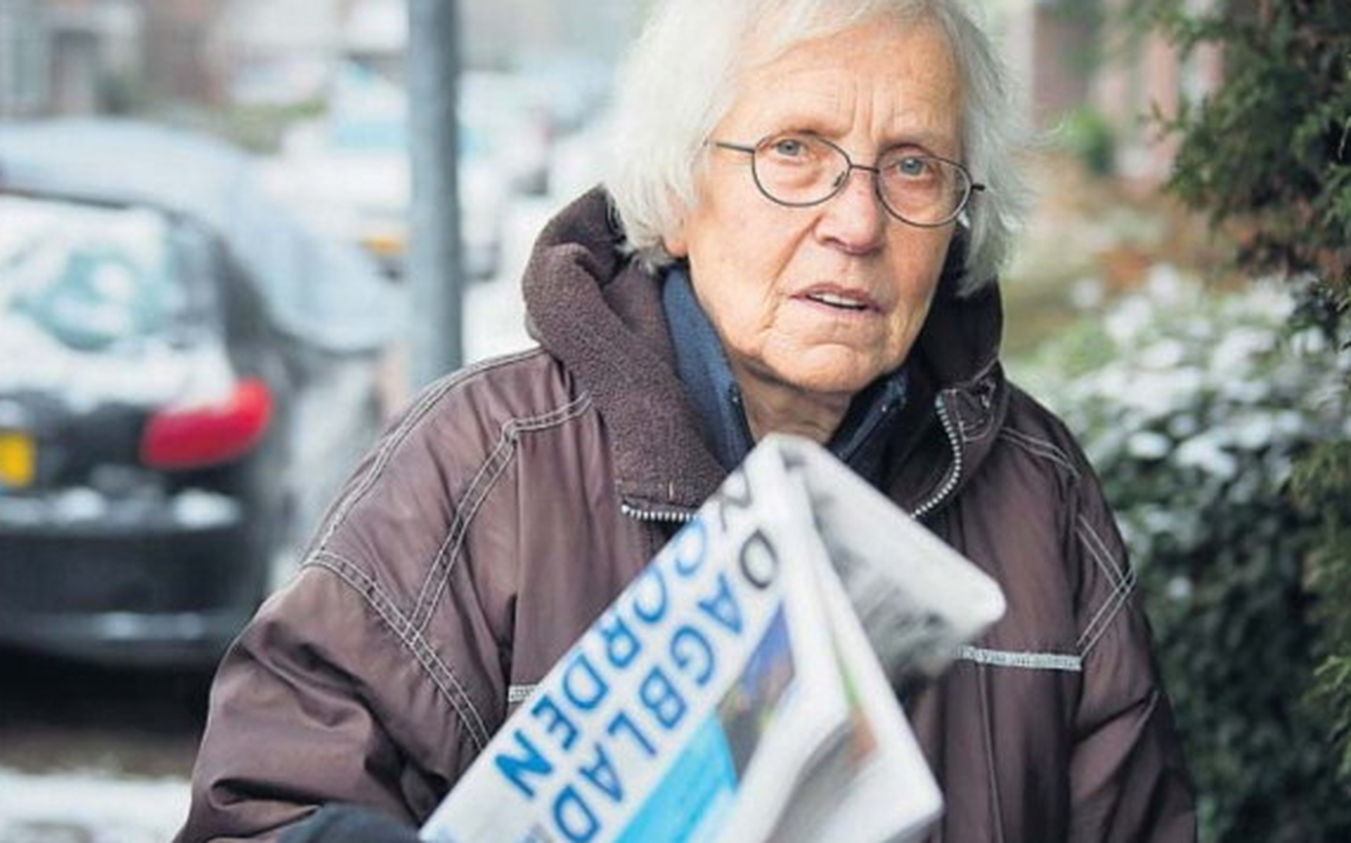 Krantenbezorgster Wilma Wijkmans (76). Foto Jaspar Moulijn