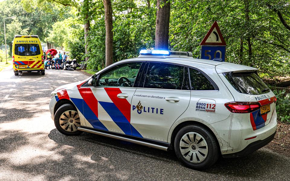 Een fietser en een motorrijder zijn woensdagmiddag gewond geraakt bij een ongeval op de Ermerstraat in Holsloot.