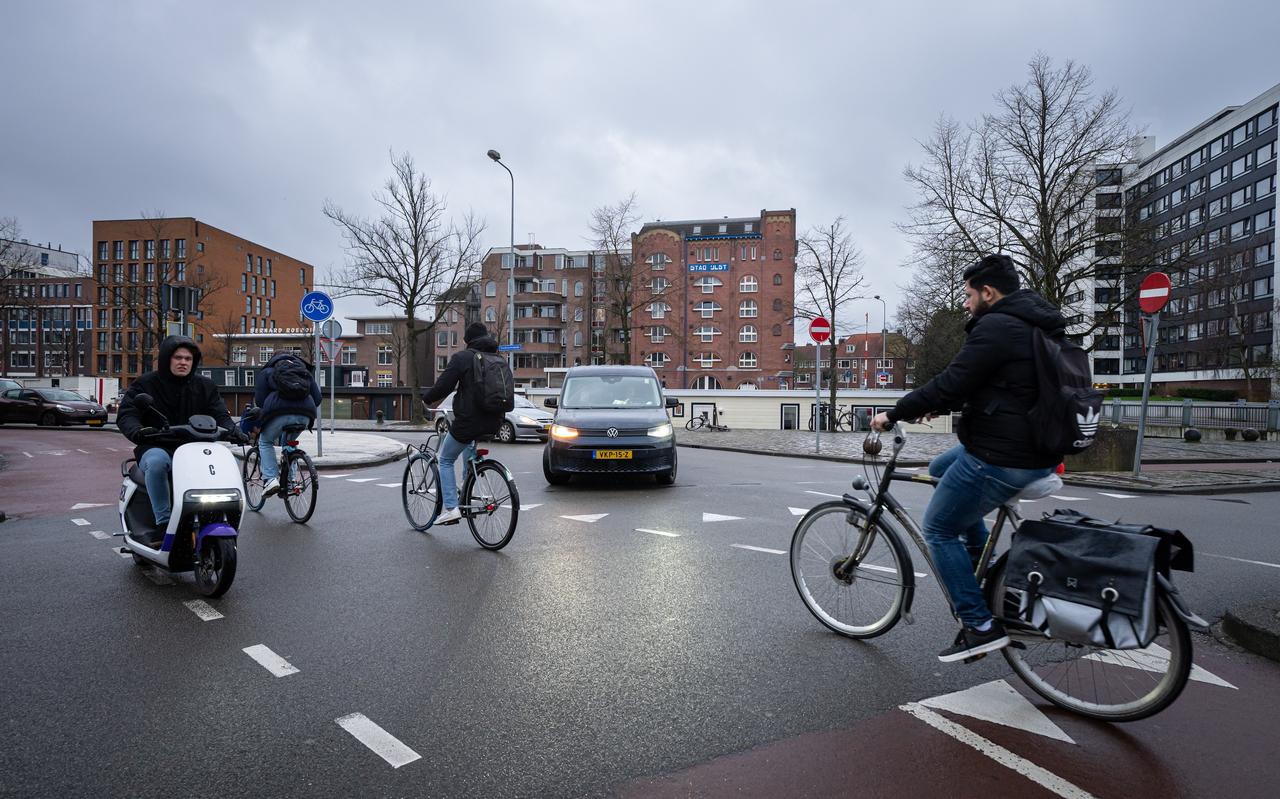Autoverkeer moet op de 'vierkante rotonde' in Groningen even wennen aan de nieuwe situatie met al die haaientanden. Volgens de gemeente moet de afslaande auto, die vanaf de Eendrachtskade komt, voorrang geven aan de (snor)fietsers. Die moeten wel weer stoppen voor auto's vanaf het Hoendiep (verder naar rechts). Autoverkeer moet op de 'vierkante rotonde' in Groningen even wennen aan de nieuwe situatie met al die haaientanden. Volgens de gemeente moet de afslaande auto, die vanaf de Eendrachtskade komt, voorrang geven aan de (snor)fietsers. Die moeten wel weer stoppen voor auto's vanaf het Hoendiep (verder naar rechts).