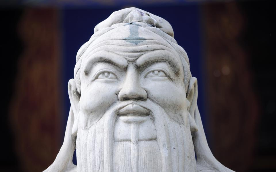 Een beeld van het gezicht van Confucius bij het de  Confucius Tempel in Beijing in China. 
