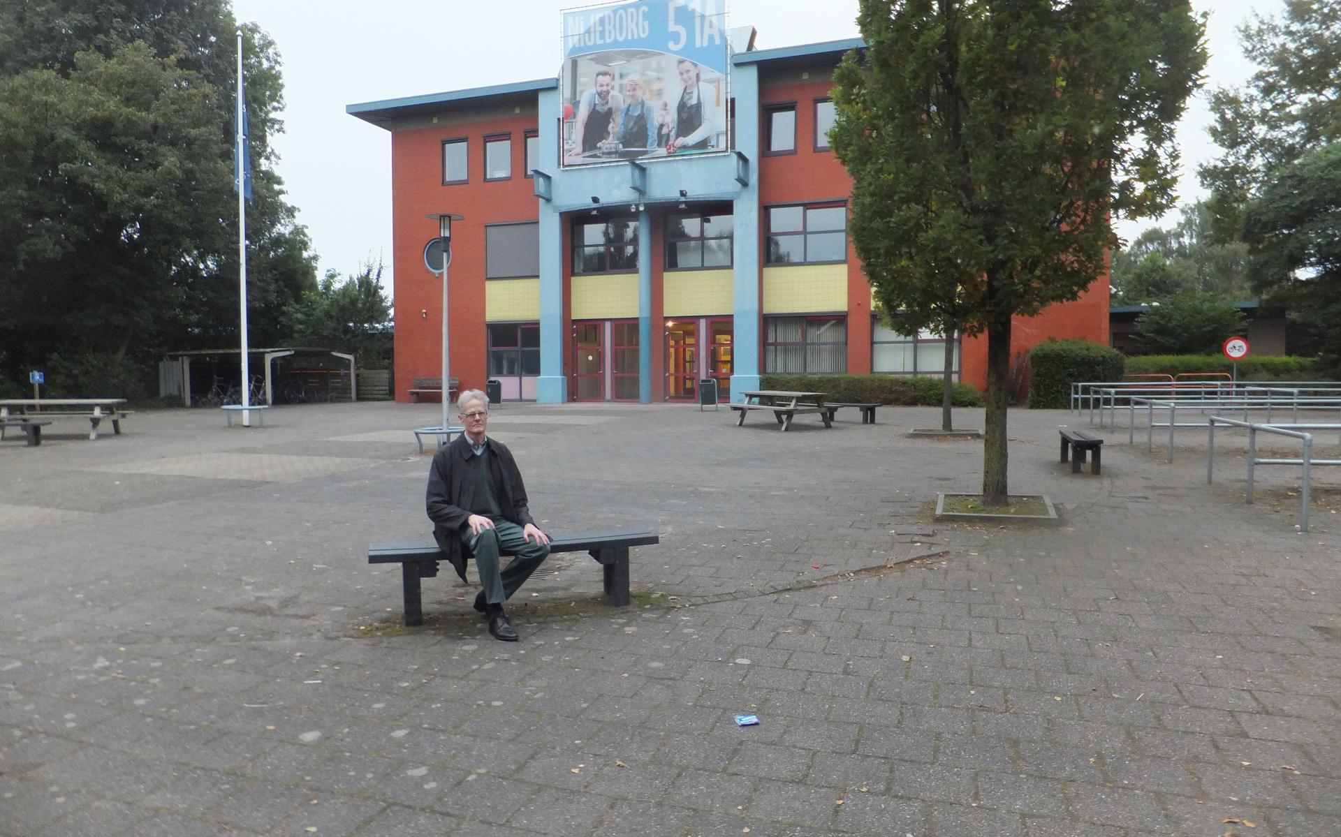 VZ-raadslid Johan de Vries bij schoolgebouw Nijeborg in Leek. Hij kan zich niet vinden in plan dat de gemeente de renovatie van dit pand betaalt. 